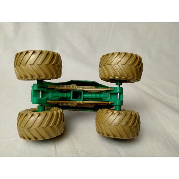 DRAGON MONSTER JAM POWER BEASTS TRUCK TARGET EXCLUSIVE GOLD TIRES 1:64 2020 - Picture 7 of 7